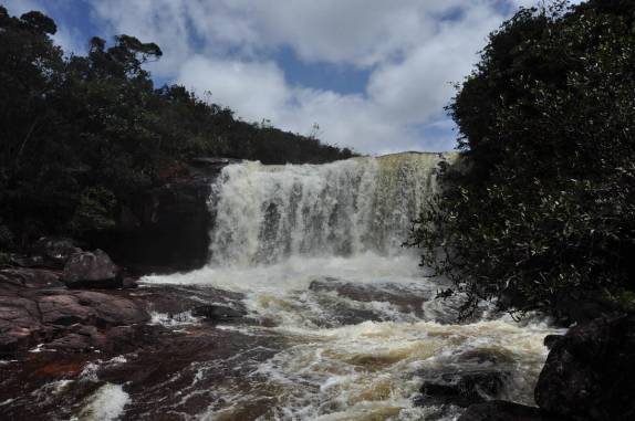 Uma das muitas cachoeiras ao longo da estrada que cruza a Gran Sabana, na Venezuela